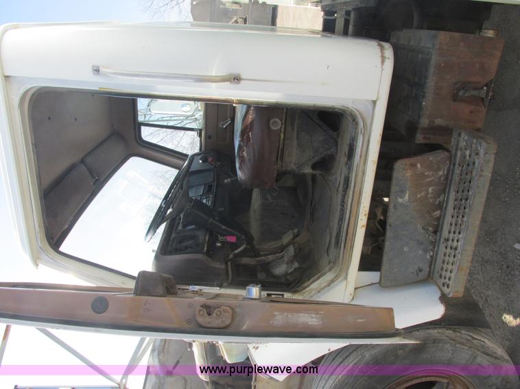 image for item E7035 1988 International S1700 beer/form truck