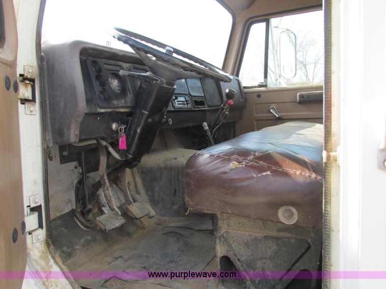 image for item E7035 1988 International S1700 beer/form truck