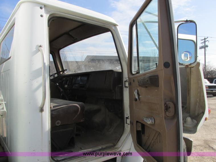 image for item E7035 1988 International S1700 beer/form truck