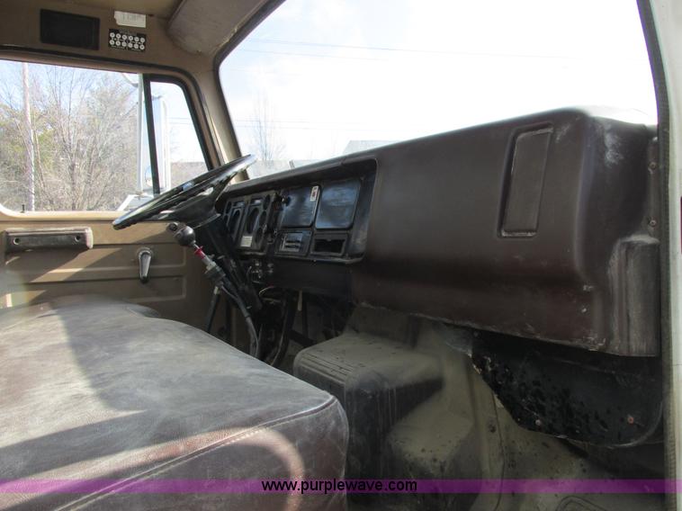 image for item E7035 1988 International S1700 beer/form truck