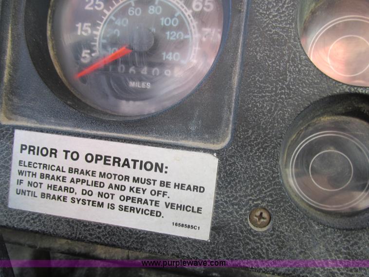 image for item E7035 1988 International S1700 beer/form truck