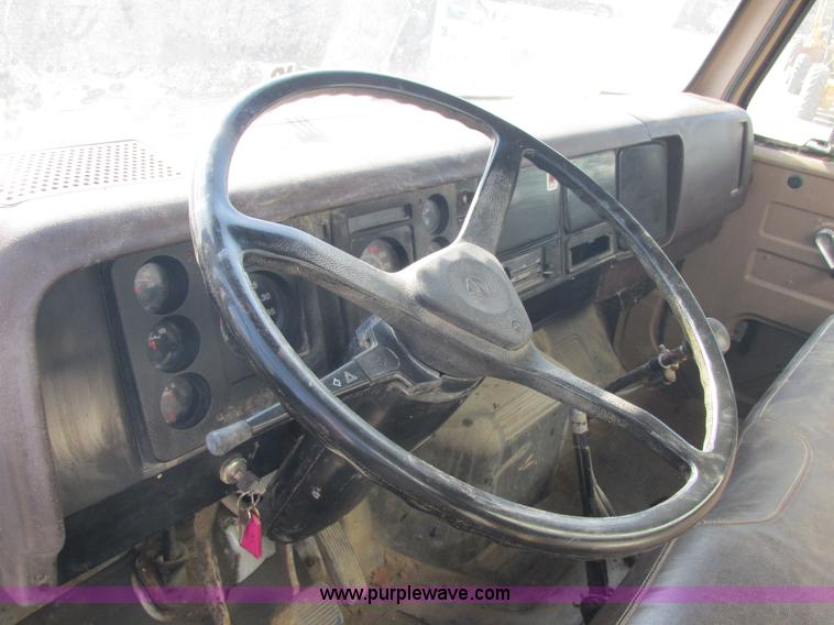 image for item E7035 1988 International S1700 beer/form truck