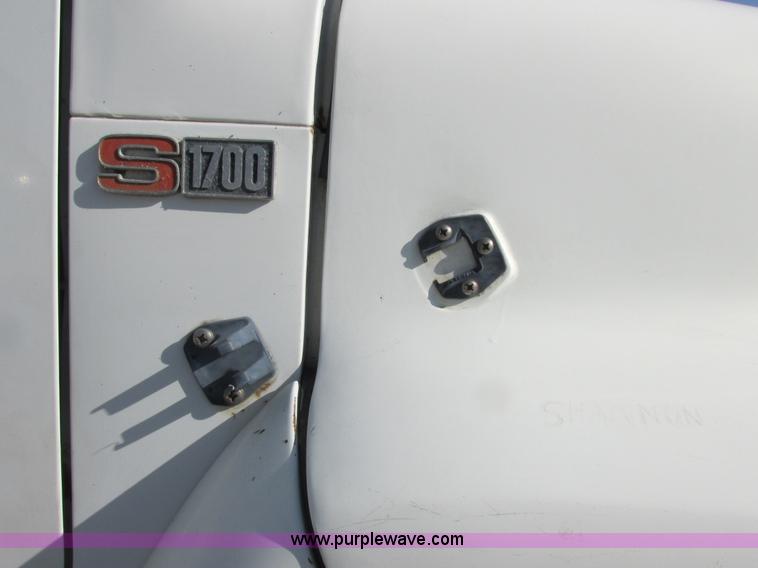 image for item E7035 1988 International S1700 beer/form truck