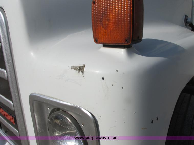 image for item E7035 1988 International S1700 beer/form truck