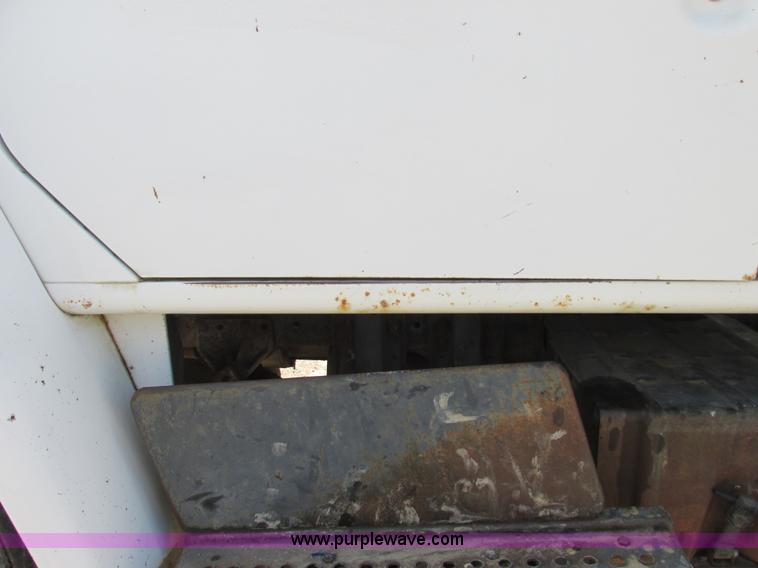 image for item E7035 1988 International S1700 beer/form truck