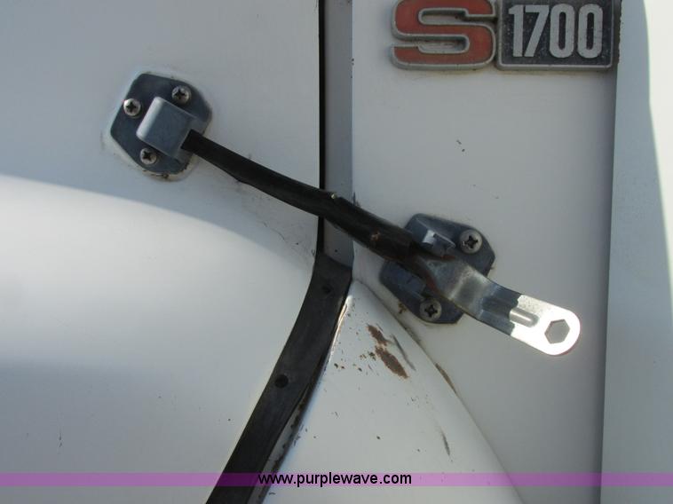 image for item E7035 1988 International S1700 beer/form truck