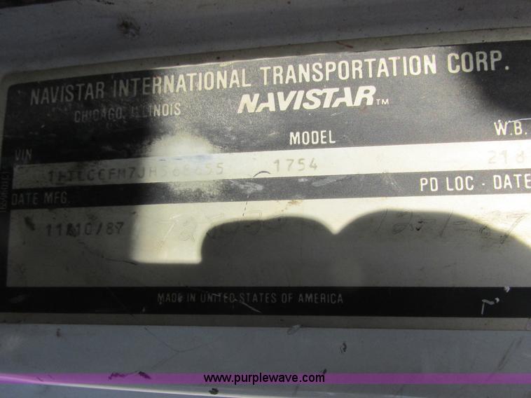 image for item E7035 1988 International S1700 beer/form truck