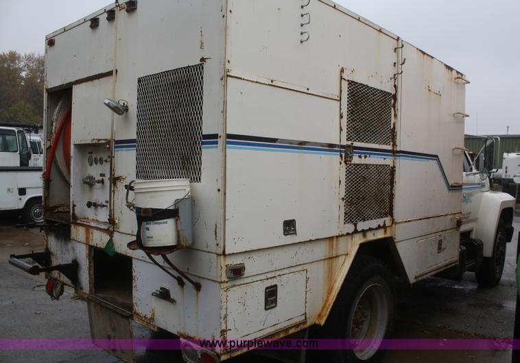 image for item F2750 1988 Ford 800 truck