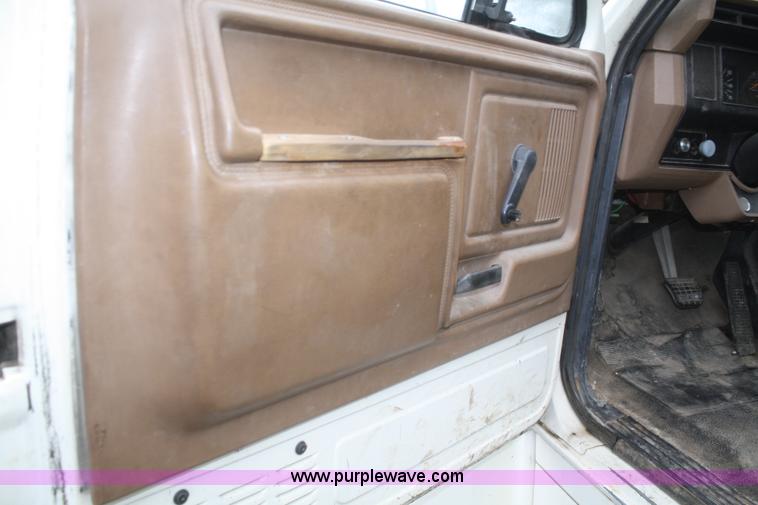 image for item F2750 1988 Ford 800 truck