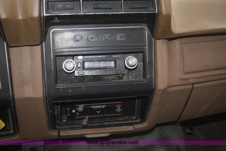 image for item F2750 1988 Ford 800 truck