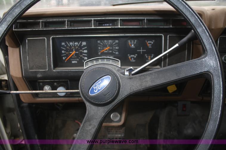 image for item F2750 1988 Ford 800 truck