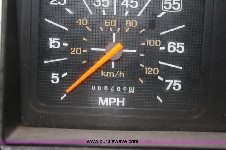 image for item F2750 1988 Ford 800 truck