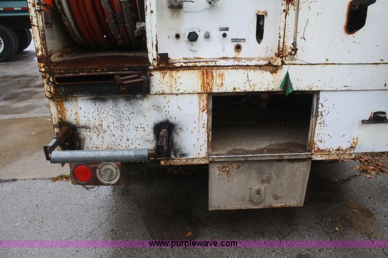 image for item F2750 1988 Ford 800 truck