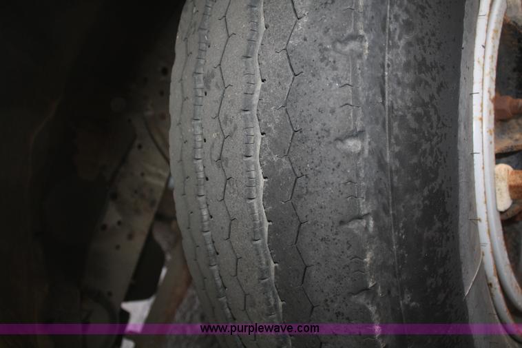 image for item F2750 1988 Ford 800 truck