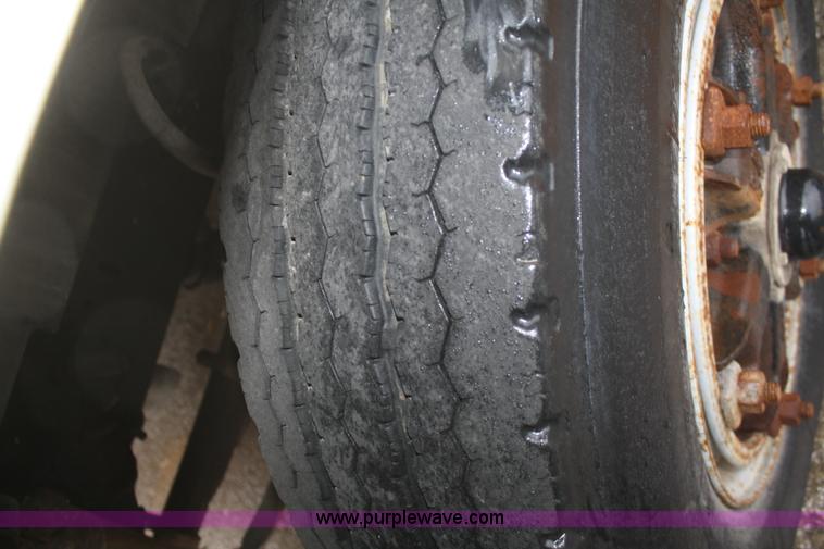 image for item F2750 1988 Ford 800 truck