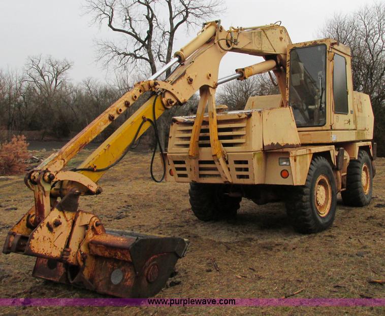 image for item F2822 1989 Case 1085B Cruz Air excavator