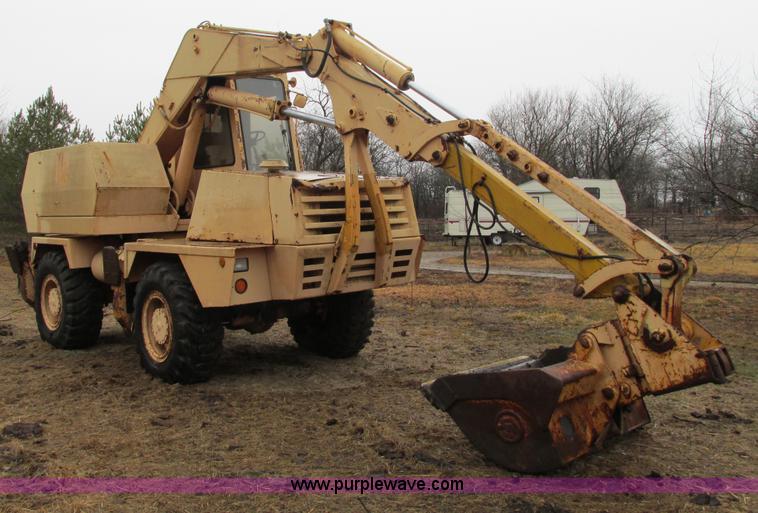 image for item F2822 1989 Case 1085B Cruz Air excavator
