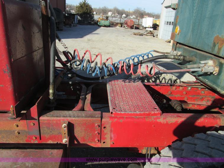image for item F4134 1981 International semi truck