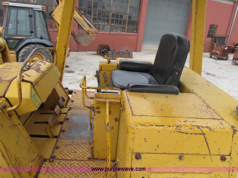 image for item F4142 1973 Caterpillar 977L track loader