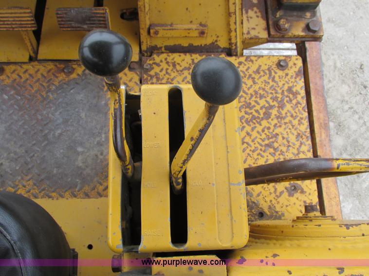 image for item F4142 1973 Caterpillar 977L track loader