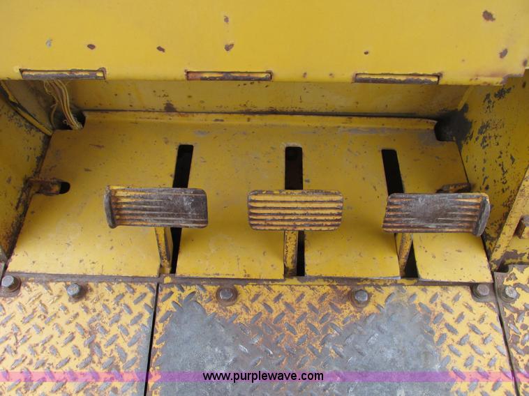 image for item F4142 1973 Caterpillar 977L track loader