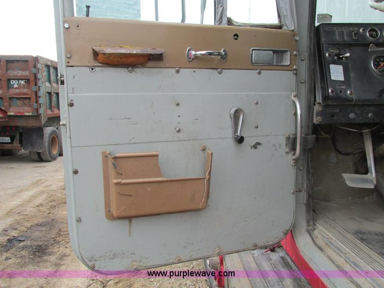 image for item F4144 1977 International Transtar 4300 semi truck