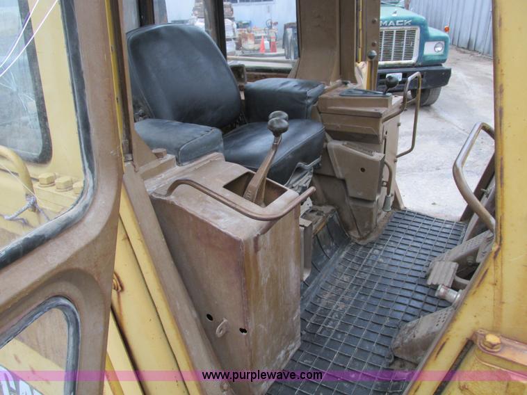 image for item F4151 1984 Caterpillar 963 track loader