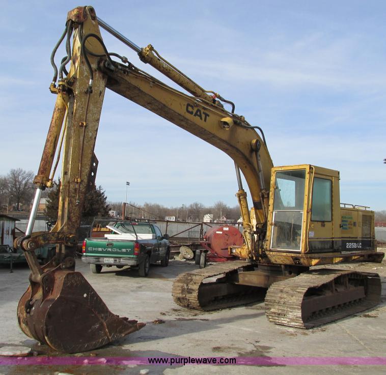 image for item F4200 1988 Caterpillar 225B LC excavator