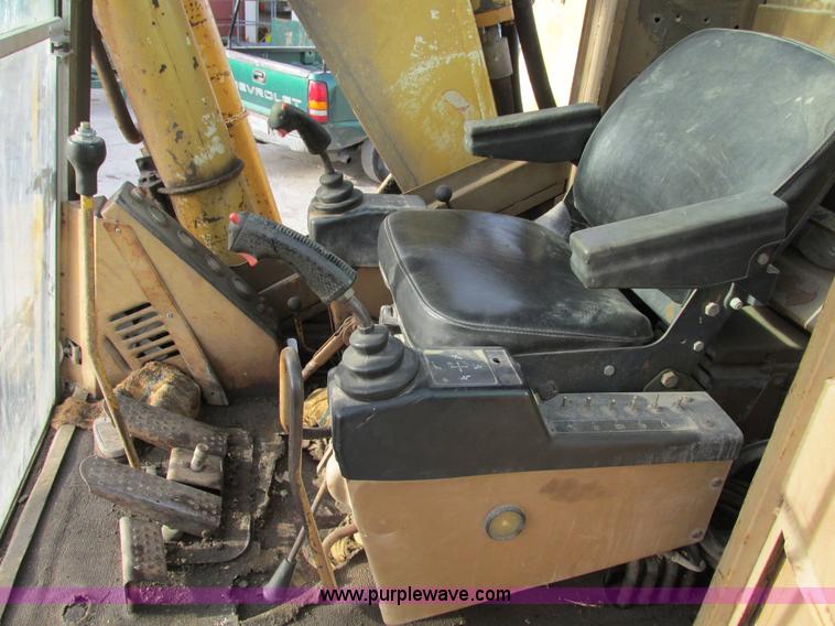 image for item F4200 1988 Caterpillar 225B LC excavator