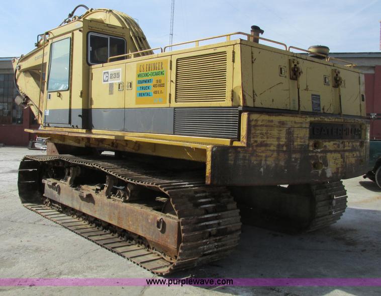 image for item F4212 1984 Caterpillar 235 excavator