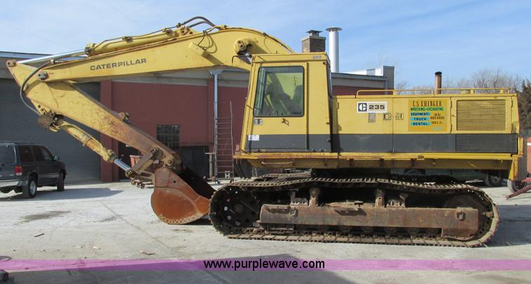 image for item F4212 1984 Caterpillar 235 excavator