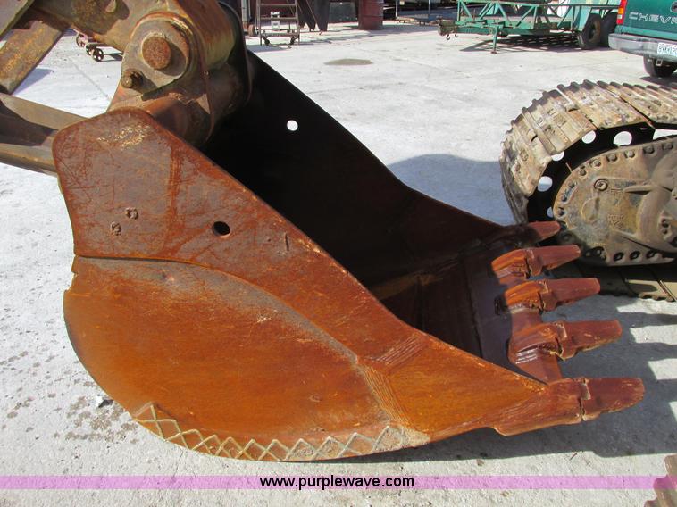 image for item F4212 1984 Caterpillar 235 excavator