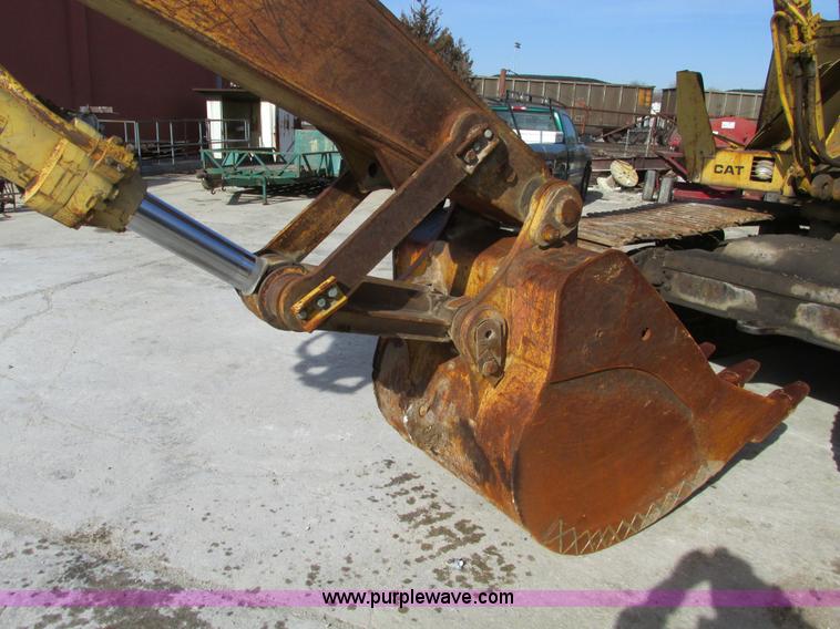 image for item F4212 1984 Caterpillar 235 excavator