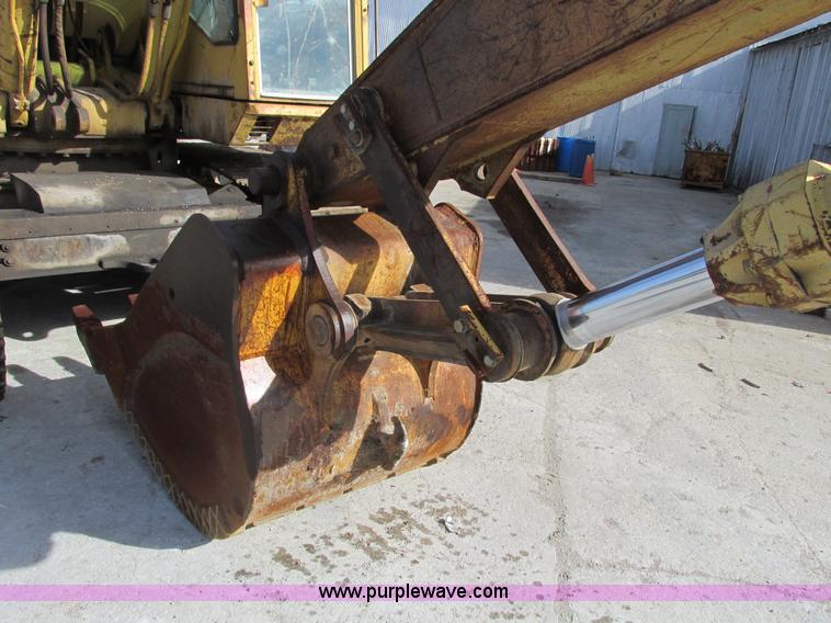 image for item F4212 1984 Caterpillar 235 excavator
