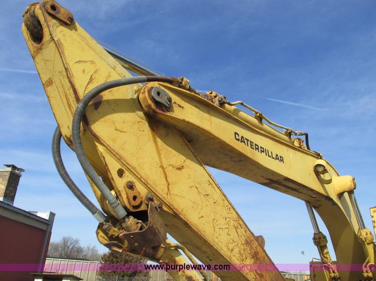 image for item F4212 1984 Caterpillar 235 excavator