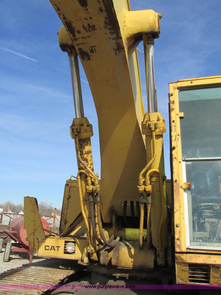 image for item F4212 1984 Caterpillar 235 excavator