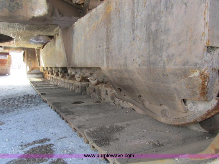 image for item F4212 1984 Caterpillar 235 excavator