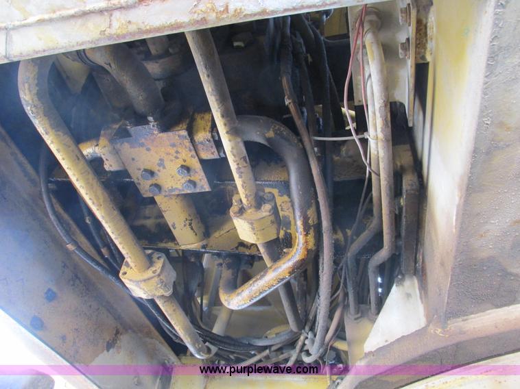 image for item F4212 1984 Caterpillar 235 excavator