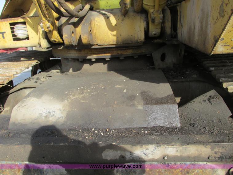 image for item F4212 1984 Caterpillar 235 excavator