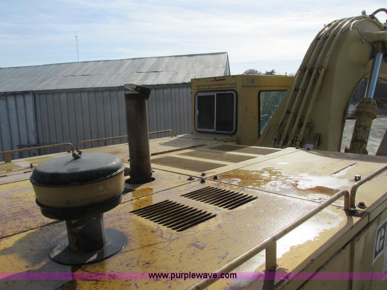 image for item F4212 1984 Caterpillar 235 excavator