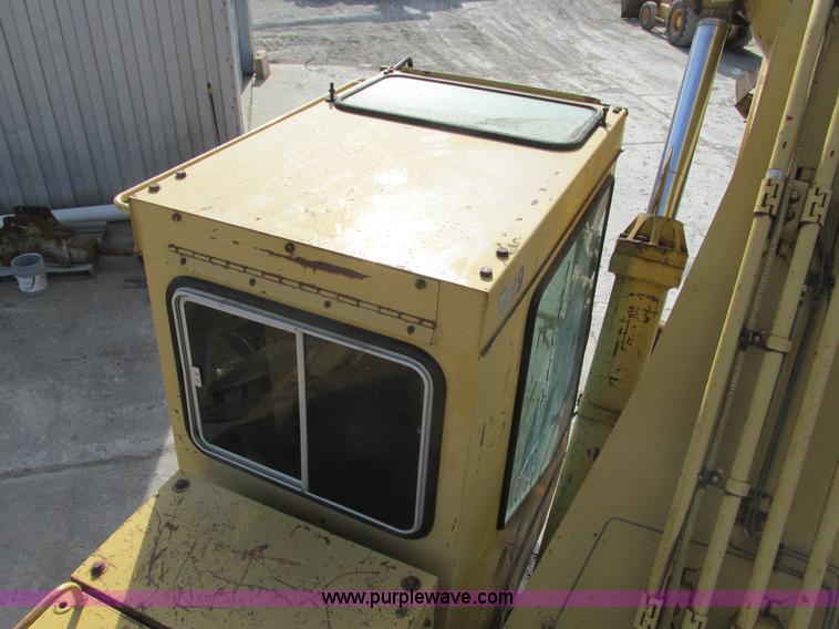image for item F4212 1984 Caterpillar 235 excavator