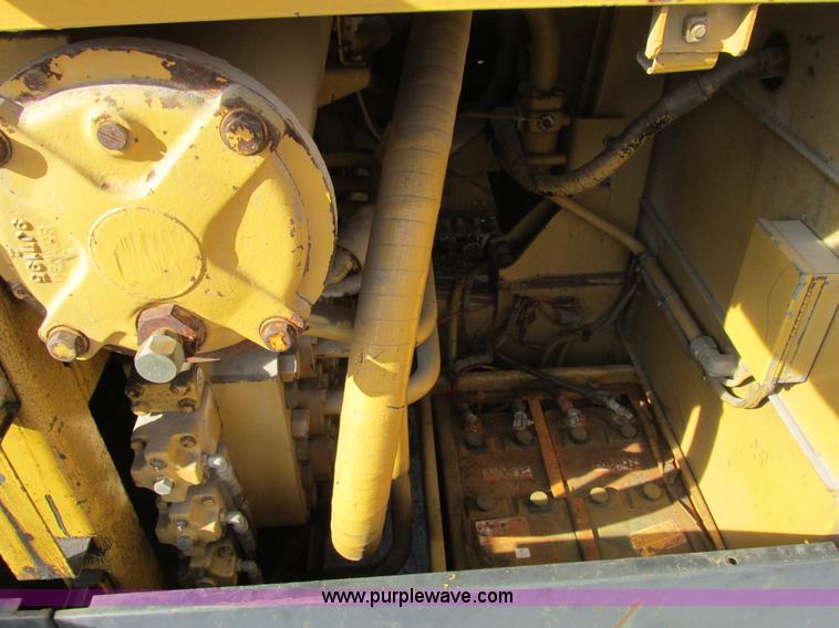 image for item F4212 1984 Caterpillar 235 excavator