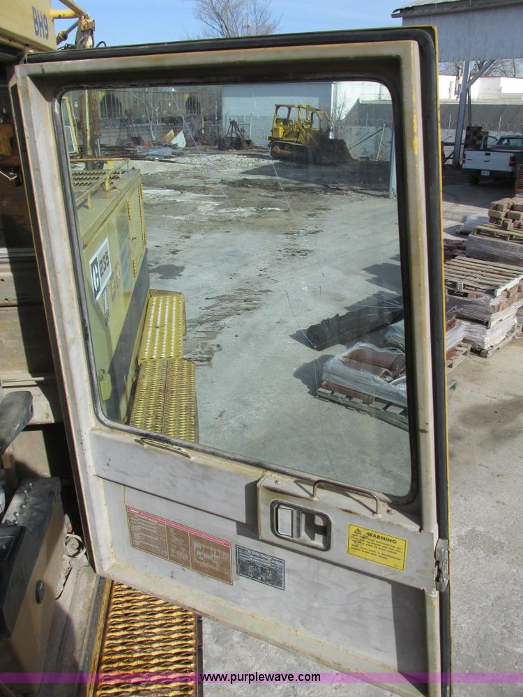 image for item F4212 1984 Caterpillar 235 excavator