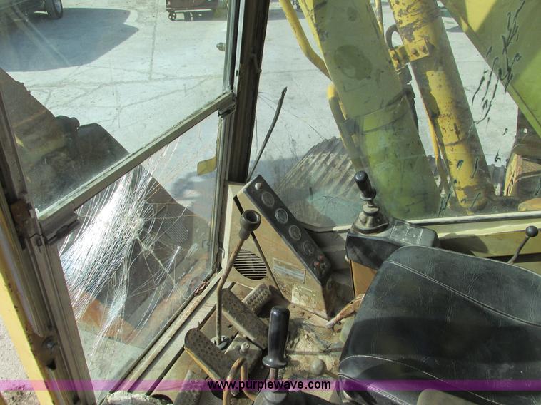 image for item F4212 1984 Caterpillar 235 excavator