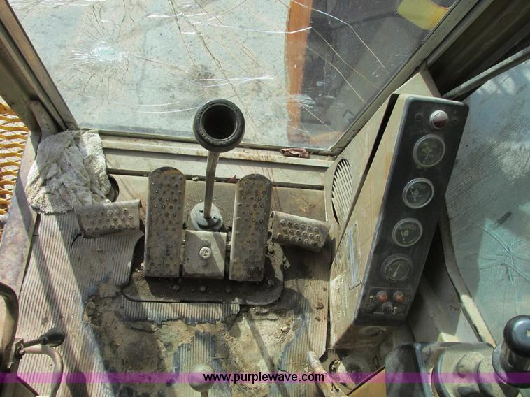 image for item F4212 1984 Caterpillar 235 excavator