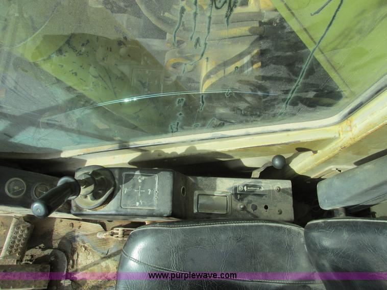 image for item F4212 1984 Caterpillar 235 excavator