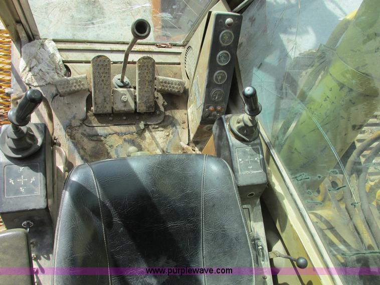 image for item F4212 1984 Caterpillar 235 excavator
