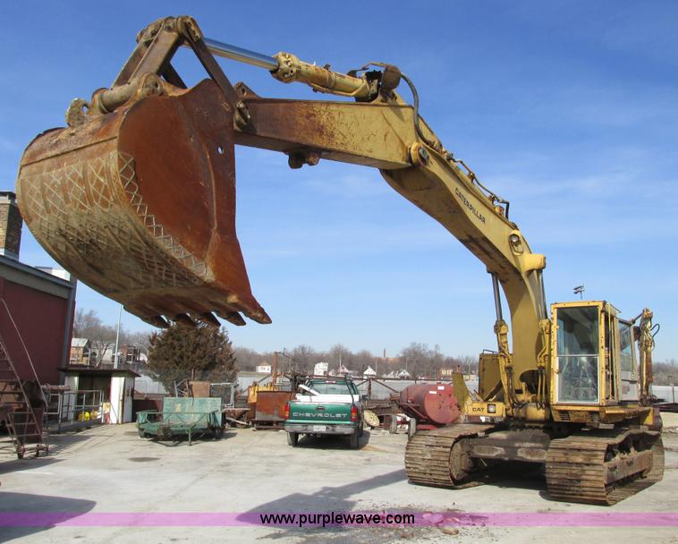 image for item F4212 1984 Caterpillar 235 excavator
