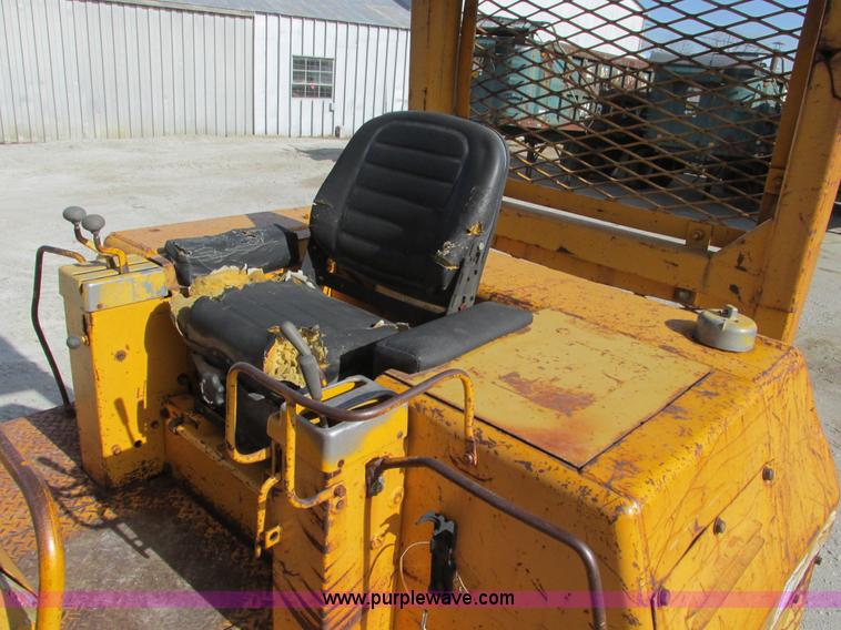 image for item F4213 1972 Caterpillar 977L track loader