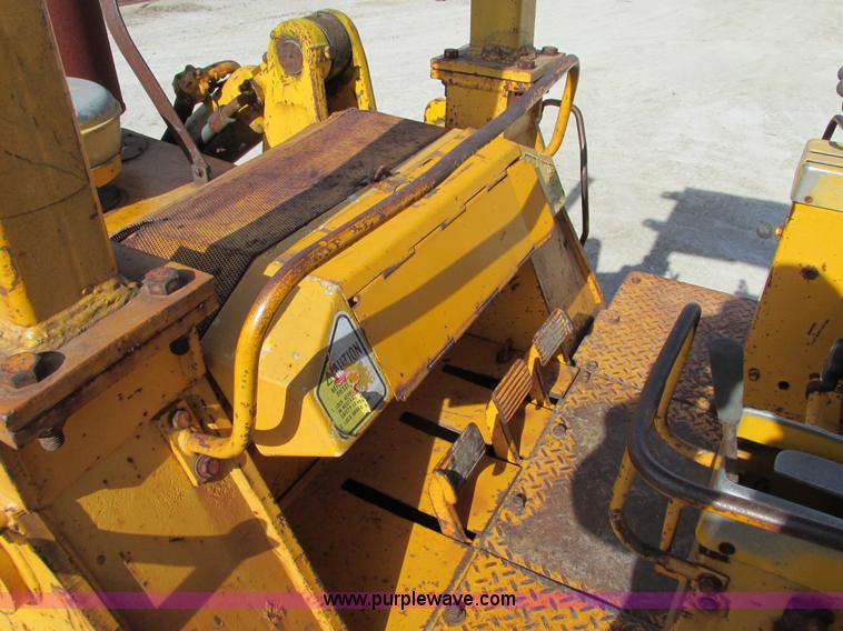 image for item F4213 1972 Caterpillar 977L track loader